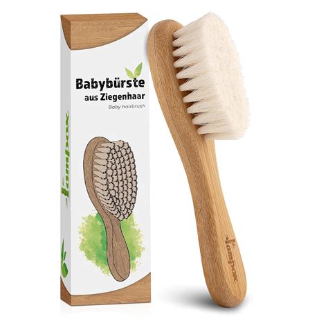 Baby mit weicher Babybürste