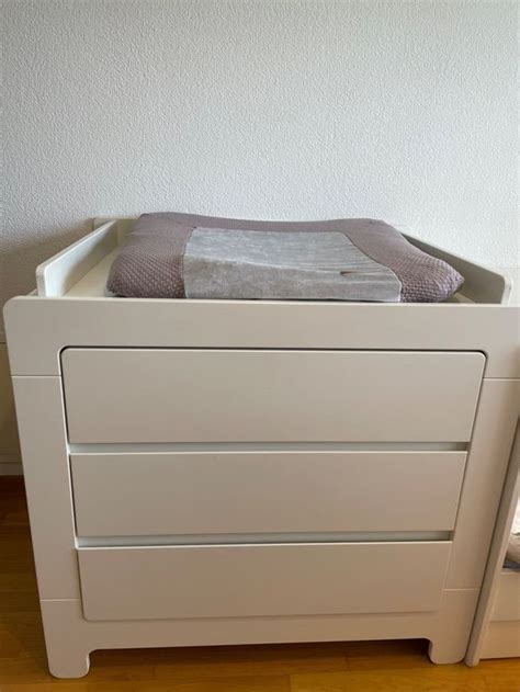 Detailansicht eines Wickelaufsatzes von Pinio mit Hinweis auf Material und Farbe