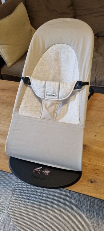 Ergonomisch geformte Babywippe mit Nadelstreifen-Muster