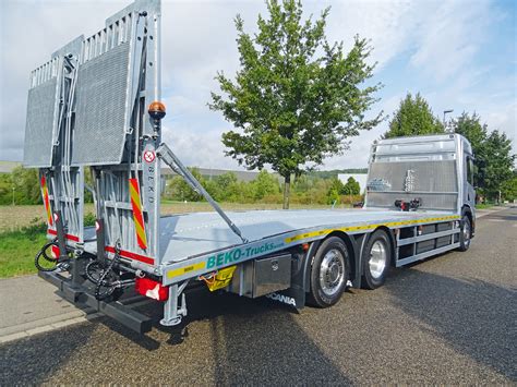 Fahrzeug im Gelände mit Blick auf die Ladefläche und die robuste Bauweise