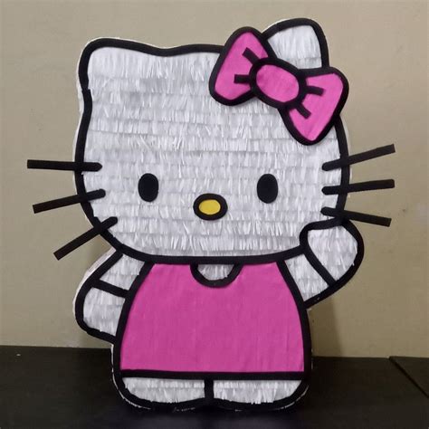 Kinder, die eine Hello Kitty Piñata schlagen