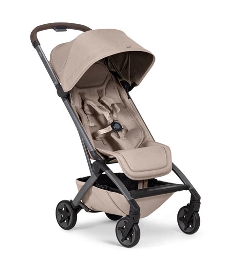 Joolz Aer Buggy mit angebrachtem Regenschutz bei leichtem Regen