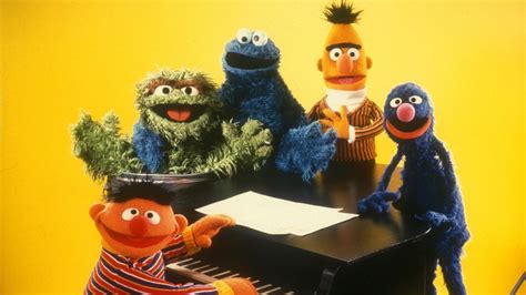 Illustrationen der beliebten Charaktere Ernie und Bert mit dem Krümelmonster