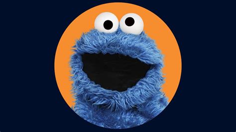 Collage aus verschiedenen Krümelmonster-Fanartikeln wie T-Shirts, Tassen und Plüschtieren