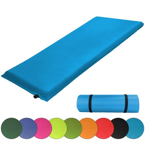 Illustration eines Pop-up-Babybetts mit integrierter Isomatte, aufgebaut auf einer Wiese.