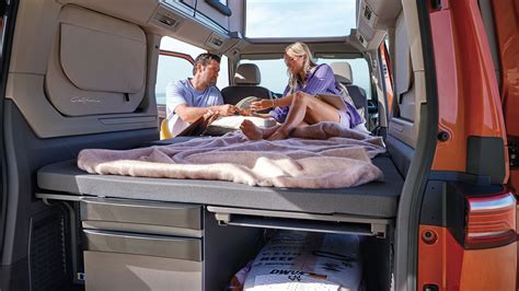 Schemazeichnung, die die erhöhte Liegefläche und Bodenisolierung eines Camping-Babybetts veranschaulicht.