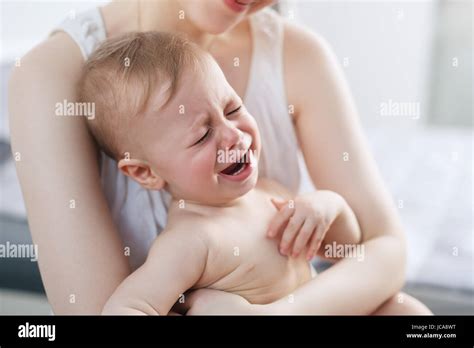 Foto von gestressten Eltern mit einem schreienden Baby