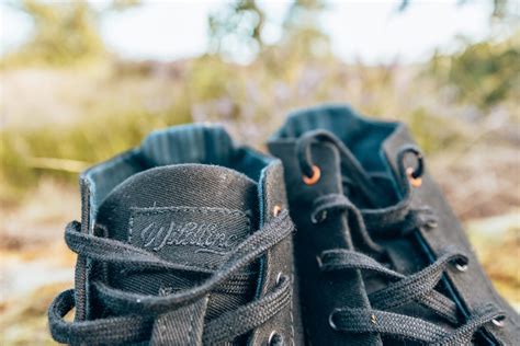 Detailaufnahme des Wildling Atmo Black Schuhs, der die Textur des Materials, die Sohle und die Mid-Cut-Form zeigt.