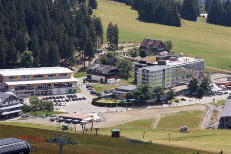 Außenansicht des Familienhotels Feldberger Hof in schneebedeckter Berglandschaft