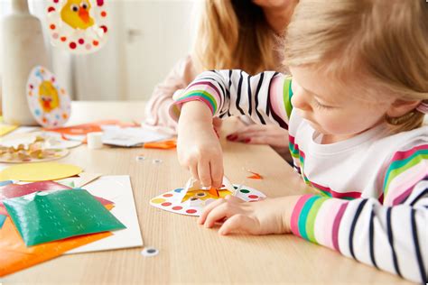 Kinder, die im Happy Kids Club basteln und spielen