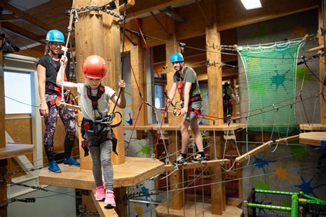 Familie, die in der Indoor-Sporthalle 