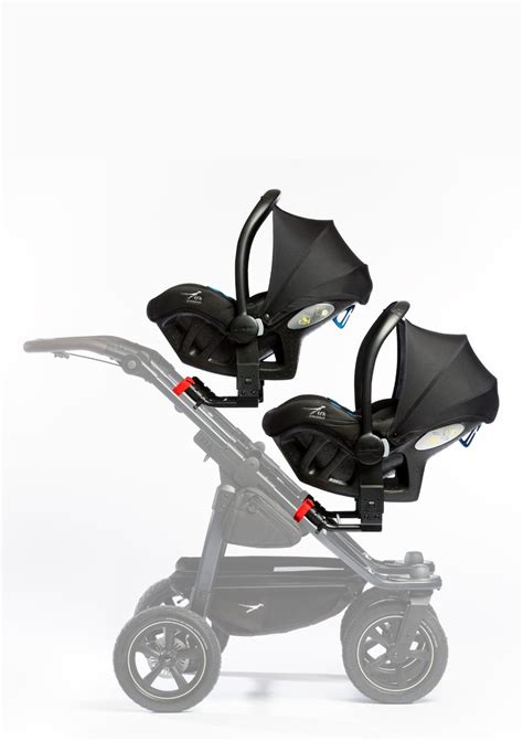 Infografik: Darstellung des TFK Duo Kinderwagens mit aufgesetzten Babyschalen über Adapter