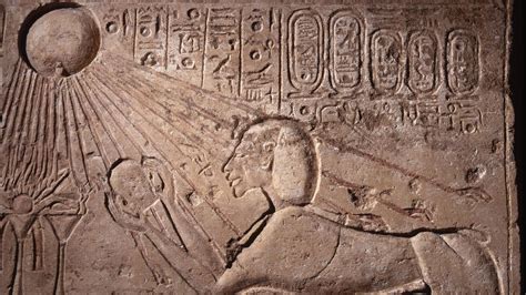Relief von Aton mit Sonnenstrahlen, die Hände tragen