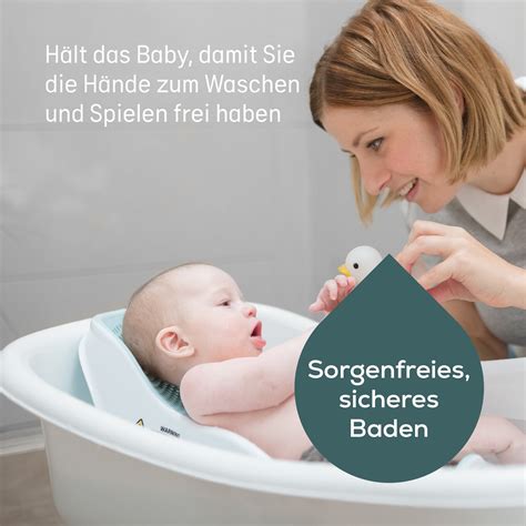 Illustration, die ein Baby sicher in einem Badesitz in der Badewanne zeigt, während die Eltern es waschen.
