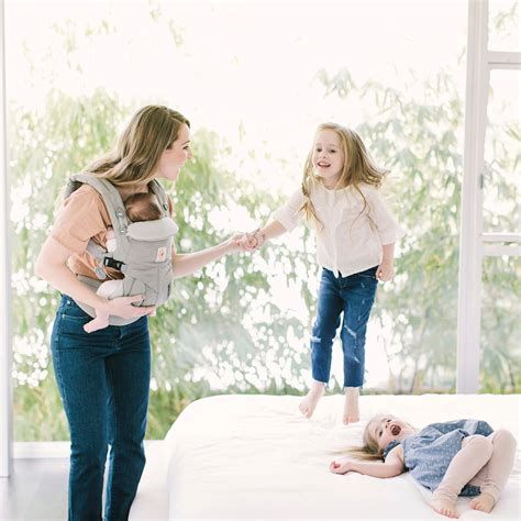 Illustration der vier Tragepositionen der Ergobaby Omni 360