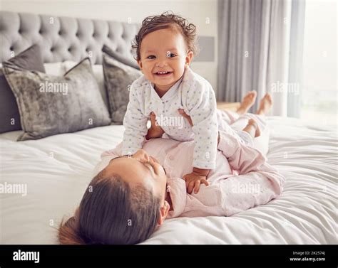 Symbolbild einer alleinerziehenden Mutter mit Baby