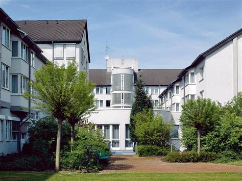 Fotografie der MEDIAN Klinik Flachsheide in Bad Salzuflen, die einladende und moderne Rehabilitationsgebäude zeigt