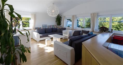 Innenansicht eines stilvollen Zimmers in der Salinenklinik mit Blick auf eine Parkanlage