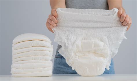 Detailansicht des Aufrollens einer Windel für den Körper des Bären