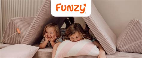 Illustration eines vielseitig umgebauten Funzy Spielsofas mit verschiedenen Zubehörteilen wie Kissen und Decken, das sowohl als Sofa als auch als Spielstruktur genutzt wird.