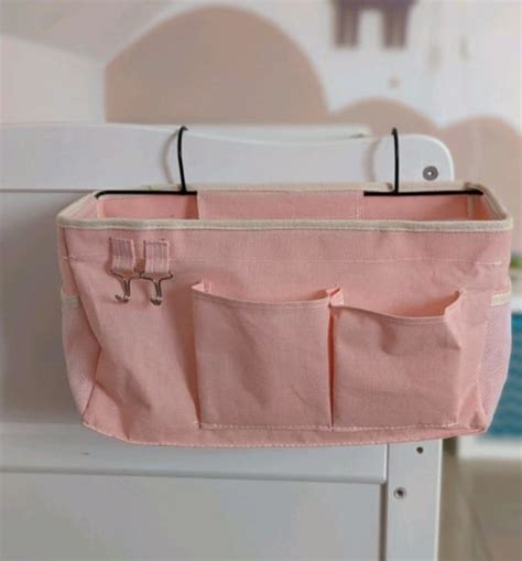 Collage aus verschiedenen Aufbewahrungslösungen für den Wickeltisch: offene Körbe, Schubladeneinsätze, seitlich angebrachte Organizer