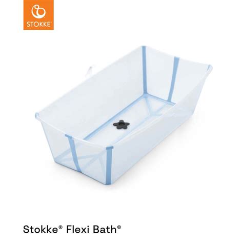 Blick auf die Stokke Flexi Bath X-Large Ocean Blue Badewanne, die zusammengeklappt und platzsparend verstaut ist.