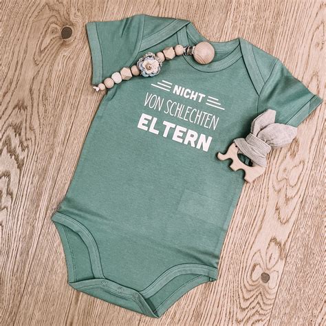 Collage von verschiedenen Fleckenentfernungsmitteln und einem sauberen Babybody