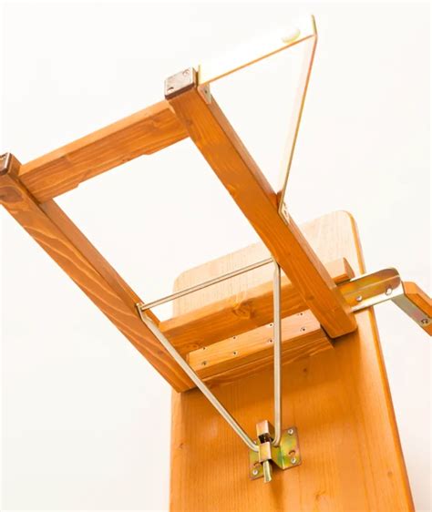 Detailaufnahme des Holzmaterials und der stabilen Konstruktion eines Hochstuhls