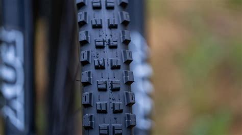 Nahaufnahme des Reifens Maxxis Ceros mit sichtbarer E4-Kennung