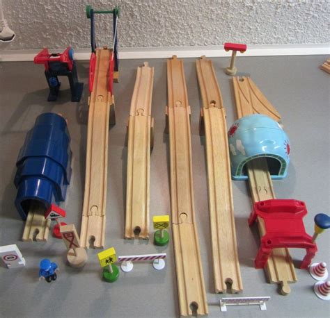 Detailaufnahme einer Eichhorn Holzeisenbahn mit verschiedenen Waggons und Schienen