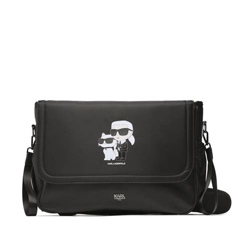 Eine stilvolle Karl Lagerfeld Wickeltasche in Grau mit charakteristischem Logo-Detail, abgebildet mit einer Wickelunterlage und einigen Babyutensilien.