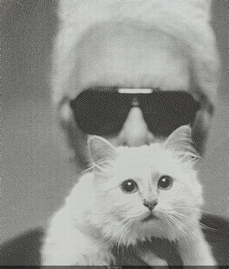 Nahaufnahme der Seitentasche einer Karl Lagerfeld Wickeltasche, die ein Babyfläschchen hält, mit Fokus auf die elastischen Gummibänder.