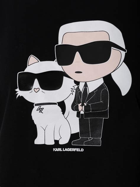 Detailaufnahme des Karl Lagerfeld Logos und des Schriftzugs auf der Klappe der Wickeltasche.