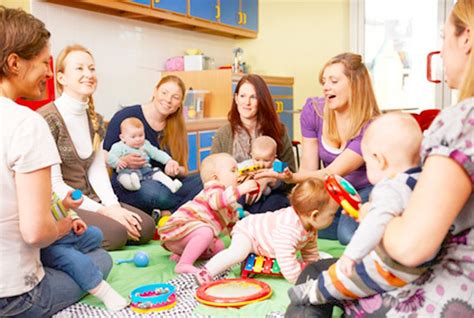 Ein Playmobil-Set zeigt eine Krabbelgruppe mit Kindern, Betreuerin und verschiedenen Spielutensilien.