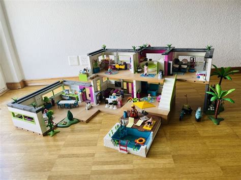 Nahaufnahme eines Playmobil-Wickeltisches mit Zubehör und einem Baby.