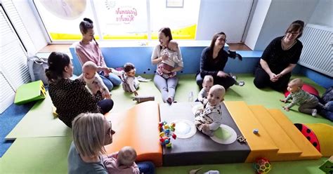 Collage verschiedener Playmobil-Sets, die Krabbelgruppen und Kindergärten darstellen.