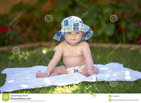 Foto einer glücklichen Baby mit Stoffwindel und Wollüberhose