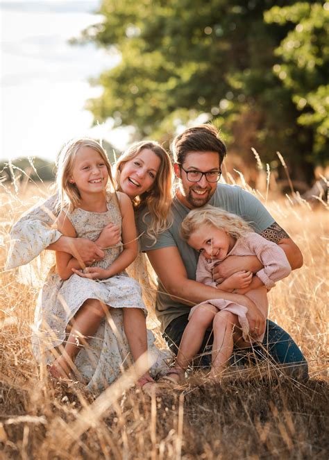Foto der Familie Tristl mit dem Baby Lena und Krankenhausvertretern