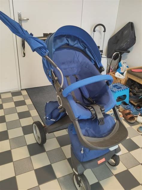 Infografik mit verschiedenen Stokke Babyprodukten wie Kinderwagen, Hochstühlen und Babytragen