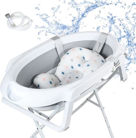 Eine Mutter, die ihr Baby in einer Babybadewanne auf einem Gestell badet, wobei die ergonomische Höhe betont wird.