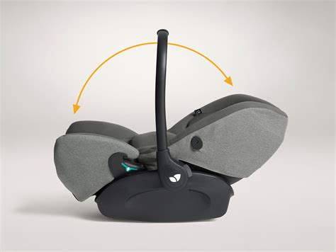 Ansicht des Joie i-Level Autositzes in einer flachen Liegeposition.