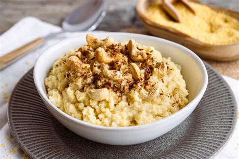 Schritt-für-Schritt-Anleitung zur Zubereitung von Hirsebrei mit Illustrationen.