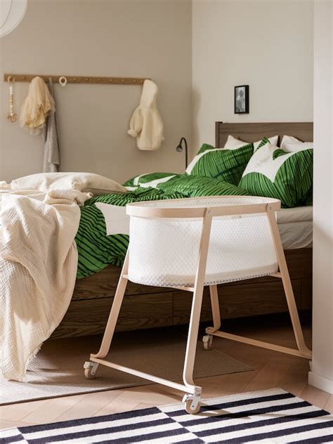 Detailaufnahme des ÄLSKVÄRD Wickeltisches mit der unteren Ablagefläche.