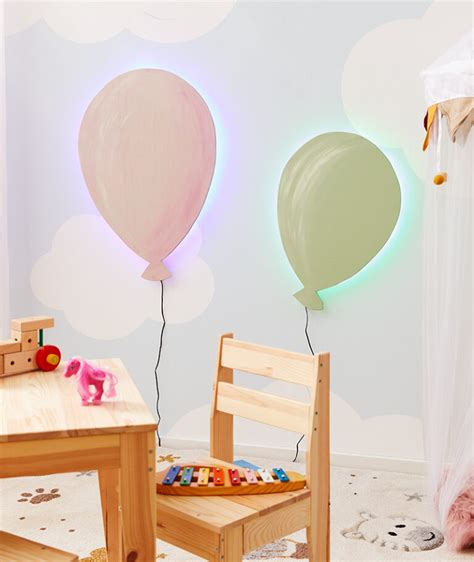 Gegenüberstellung verschiedener IKEA Lampen für das Kinderzimmer: eine Wandleuchte, eine Tischleuchte und ein LED-Lichtpaneel.
