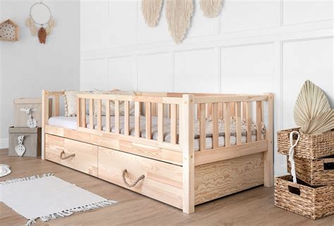 Detailansicht eines viktorianischen Kinderbettes mit Messingelementen