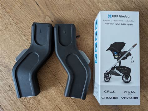 Schema: Anbringen des Babyschalen-Adapters und der Babyschale am Kinderwagengestell