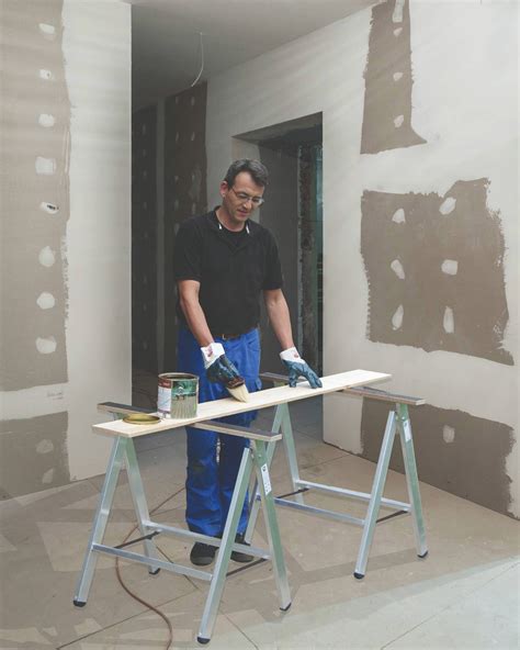 Illustration des Britax B-Agile im zusammengeklappten Zustand, die die Maße und die Form verdeutlicht