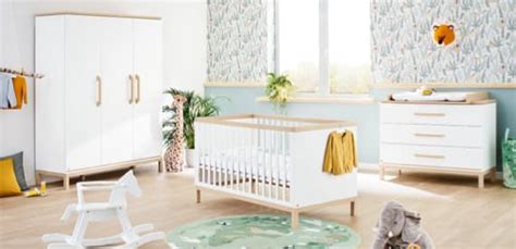 Illustration eines sicheren und gemütlichen Babyzimmers mit aufeinander abgestimmten Möbeln.