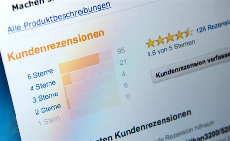 Collage aus positiven und negativen Kundenbewertungen zu Baby One Möbeln und Service.