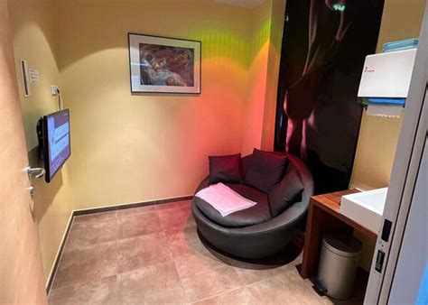 Ein moderner und diskreter Raum zur Samenabgabe in einer Kinderwunschklinik